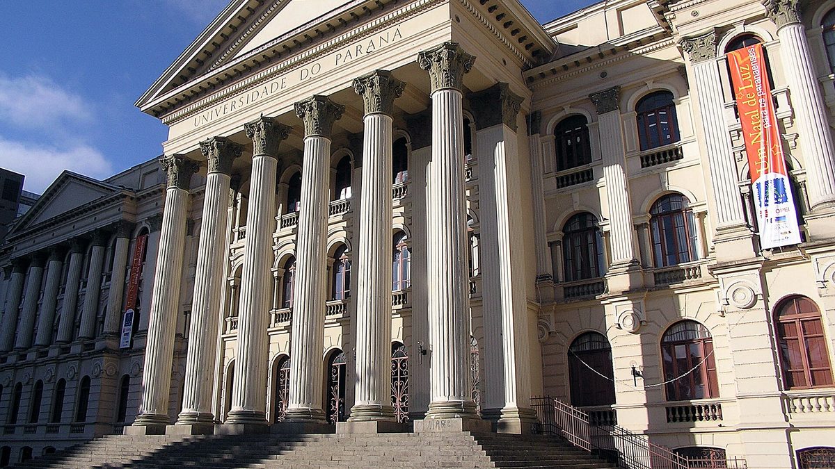 Fachada com colunas do prédio histórico da Universidade Federal do Paraná, em Curitiba