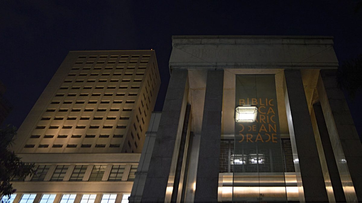 Entrada e torre da Biblioteca Mário de Andrade iluminadas à noite, no centro de São Paulo