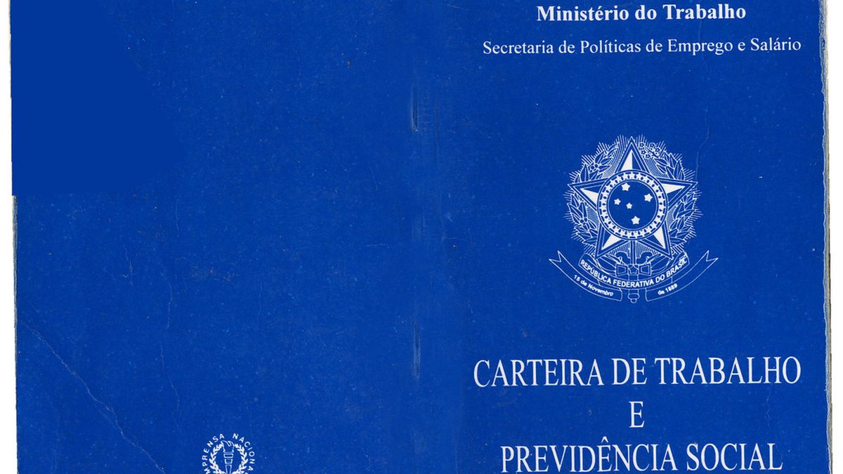 Capa azul da Carteira de Trabalho e Previdência Social, com o brasão da República