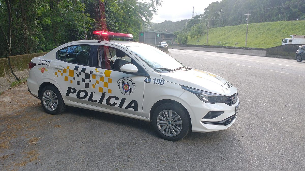 Viatura da Polícia Militar Rodoviária de São Paulo parada no acostamento de uma rodovia