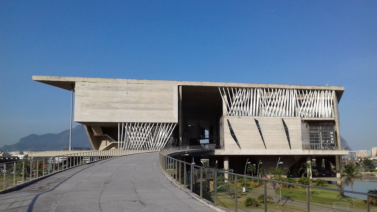 Prédio de concreto da Cidade das Artes, na Barra da Tijuca, sob céu azul