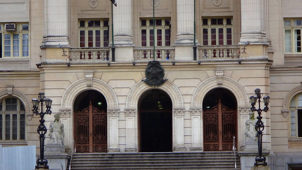 Entrada do Palácio José Bonifácio, sede da Prefeitura de Santos
