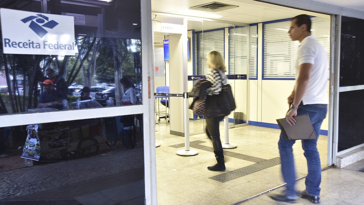 Contribuintes entram em unidade de atendimento da Receita Federal
