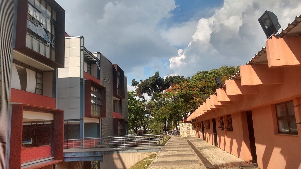 Prédios e passarela do campus II do Cefet-MG, em Belo Horizonte