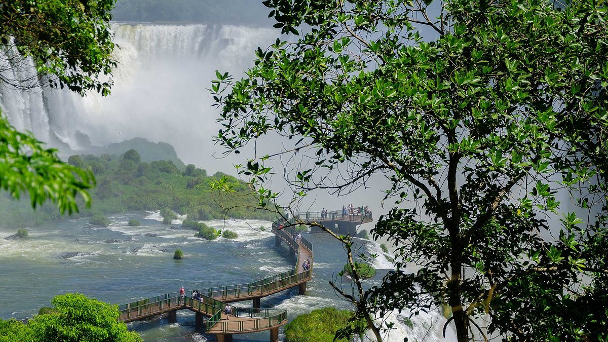 Passarela sobre o rio Iguaçu diante das Cataratas, em Foz do Iguaçu