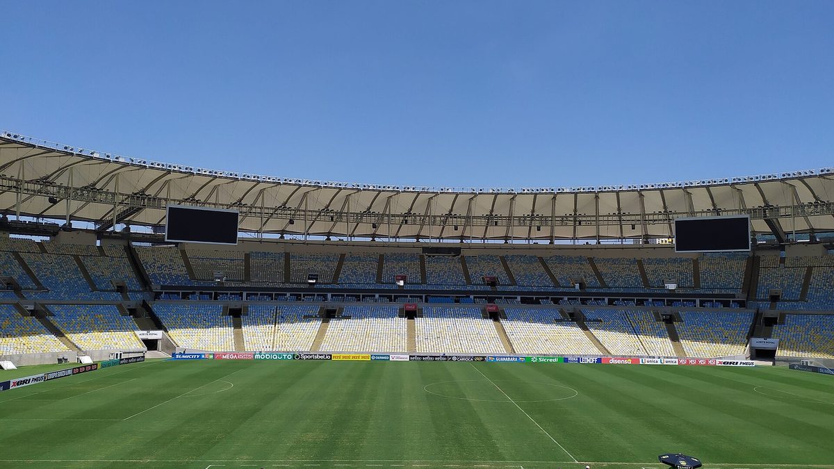 Gramado e arquibancadas vazias do Estádio do Maracanã, no Rio de Janeiro