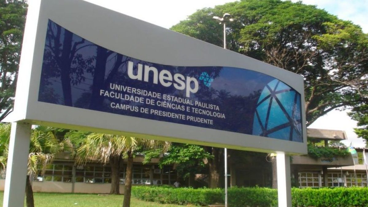 Placa da Unesp na entrada da Faculdade de Ciências e Tecnologia, em Presidente Prudente