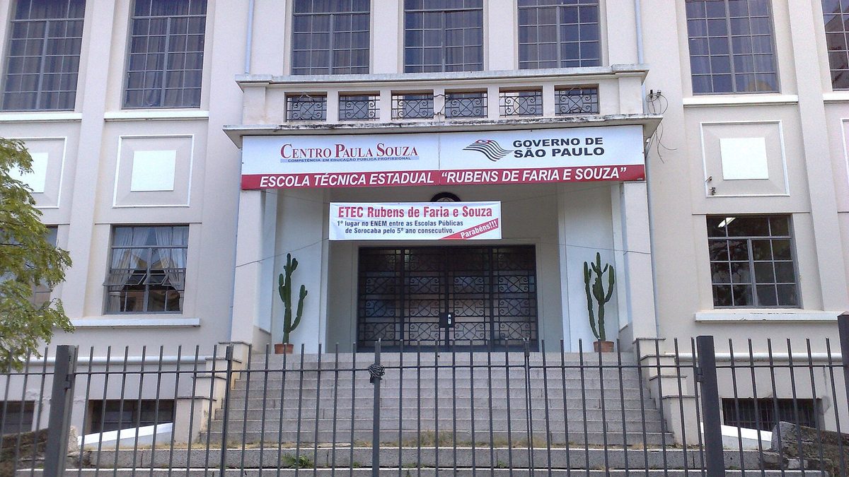 Fachada da Etec Rubens de Faria e Souza, com escadaria e placa do Centro Paula Souza, em Sorocaba