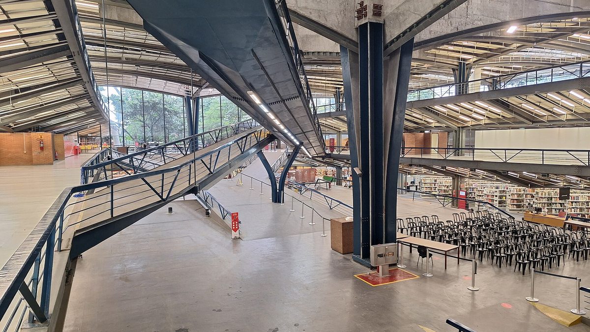 Rampas, estantes de livros e cadeiras na área interna do Centro Cultural São Paulo