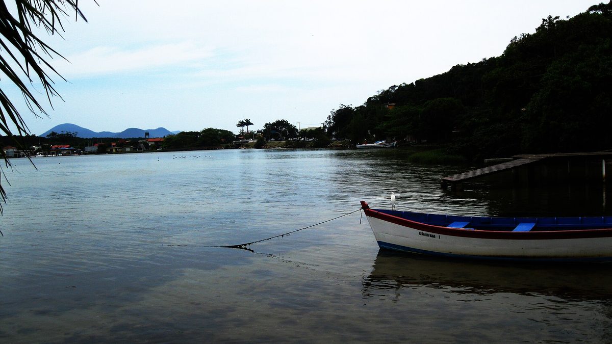 Barco de pesca ancorado nas águas calmas da Lagoa da Conceição, em Florianópolis
