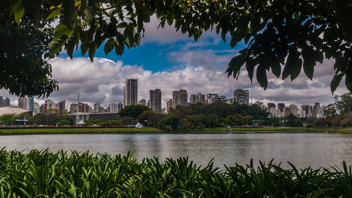 Lago do Parque Ibirapuera com prédios ao fundo, em São Paulo
