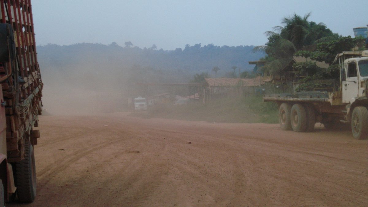 Caminhões em trecho de terra da Rodovia Transamazônica, perto de Itupiranga, no Pará