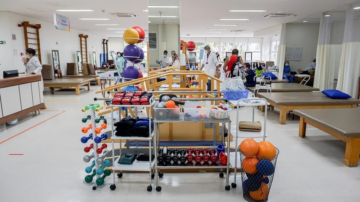 Ginásio de reabilitação com aparelhos de fisioterapia e macas, em São Paulo