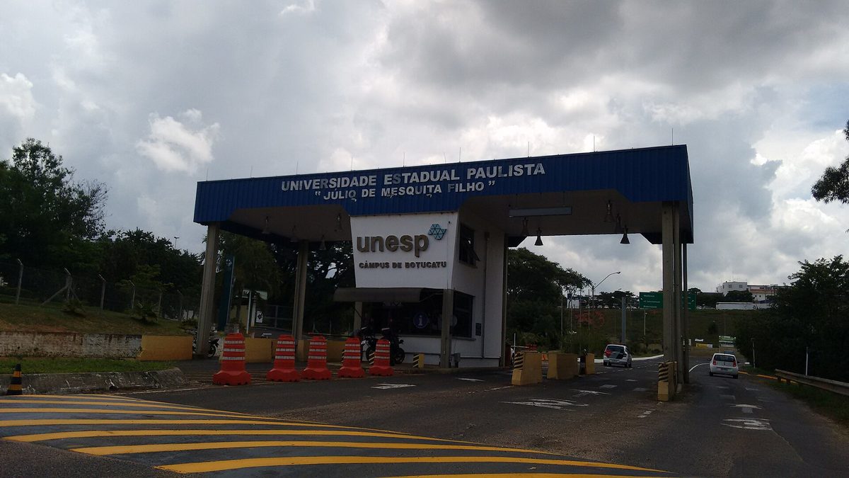 Portaria do câmpus da Unesp em Botucatu, no interior de São Paulo, sob céu nublado